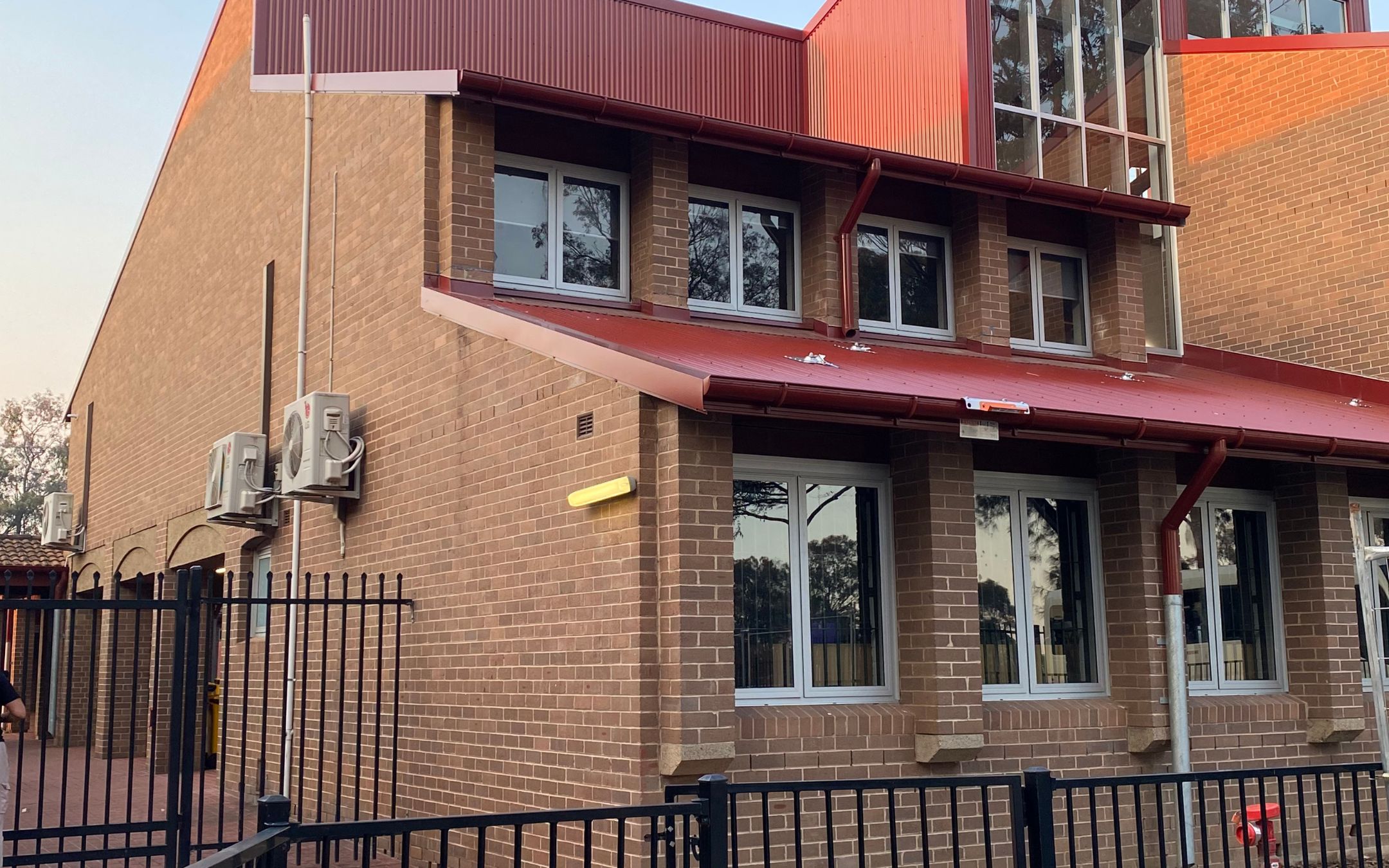 Commercial aluminium framing — fix-out